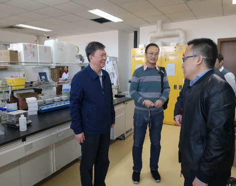 Prof. Zhongming Sun explained experiments to graduate students